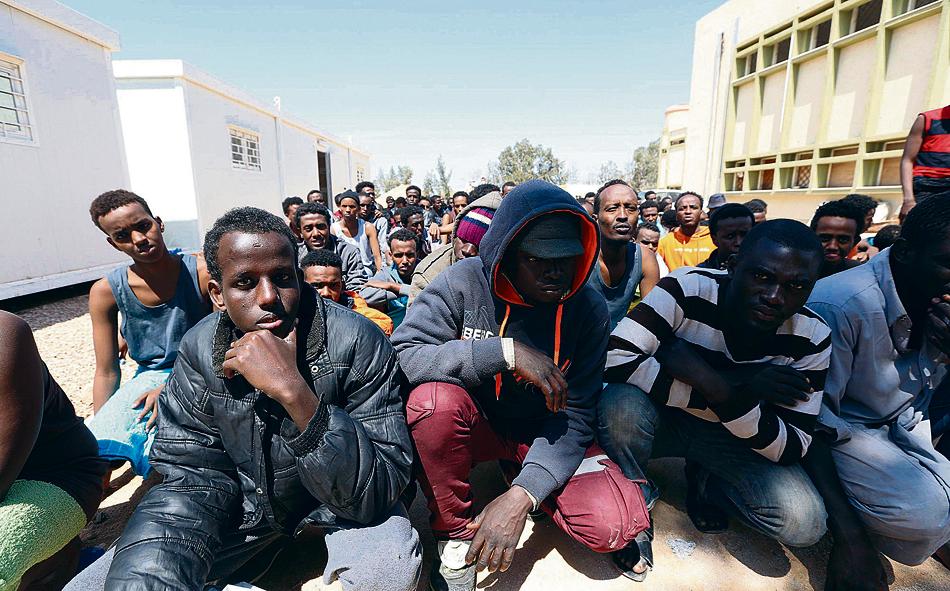 Imigrantes africanos resgatados nesta semana, após um naufrágio que deixou cerca de 400 mortos no Mar Mediterrâneo. | STR/EFE
