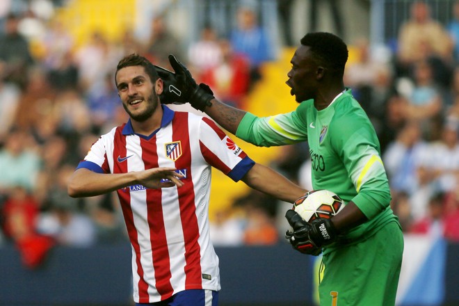 “PESCOTAPA”: Goleiro do Málaga, Carlos Kameni (à dir.) consola Jorge Koke, do Atlético de Madrid, após oportunidade perdida. | JON NAZCA/REUTERS
