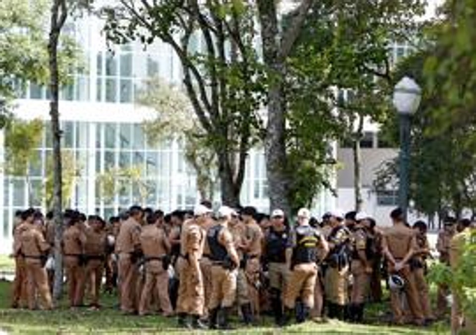 Primeiros policiais se apresentaram às 13 horas deste sábado. | Antônio More / Gazeta do Povo