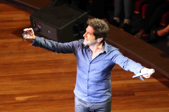 O cantor Daniel faz uma selfie com o celular de uma fã durante o show Minha Estrada, no último sábado, no Teatro Positivo – Grande Auditório | Jader da Rocha