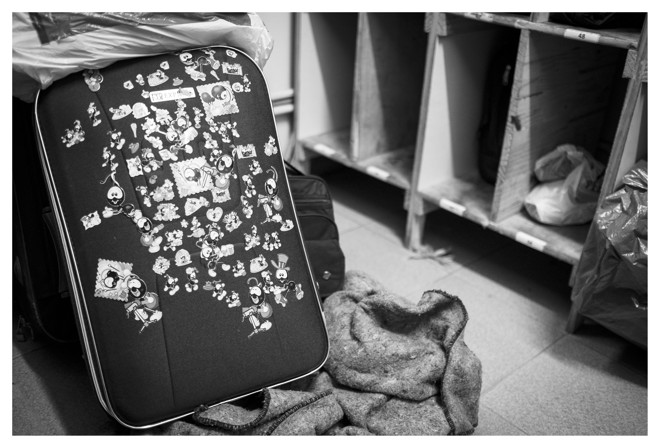 Para entrar no albergue era preciso deixar sacolas e malas num guarda-volumes. Nos pertences dos que mendigam, pequenos registros da vida que ninguém vê. | Alexandre Mazzo/Gazeta do Povo