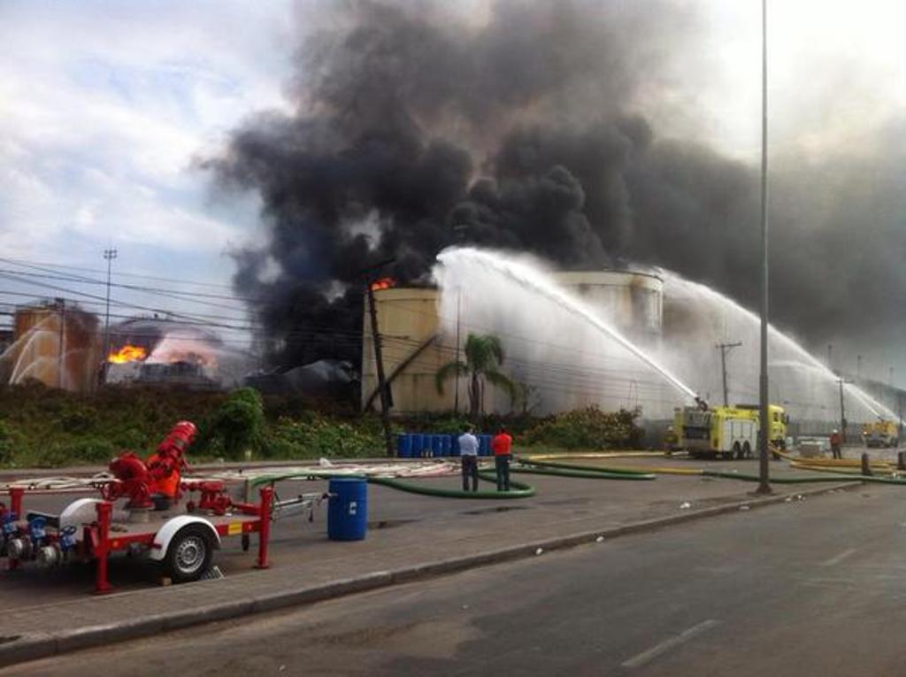 Bombeiros trabalham desde quinta-feira (2) para conter fogo em depósito da Ultracargo | Divulgação/Bombeiros/PM-SP