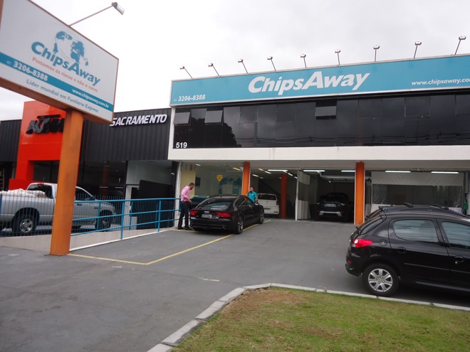 A loja fica na AV. Mario Tourinho, tradicional reduto de concessionárias e lojas de seminovos na capital paranaense. | 