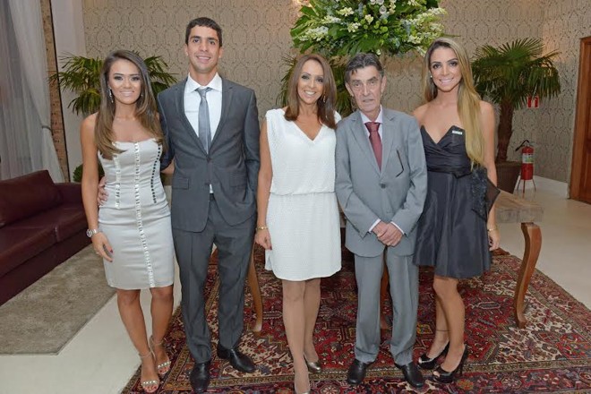 Os 35 anos da Lavitta Engenharia Civil, tendo à frente, José Antônio Palazzo da Costa, com a esposa, Beth, ao centro, foram celebrados com jantar no Central Hall. Com o casal, na foto, a nora e o filho, Bruna Moribe e Bruno Costa, mais a filha, Bianca Costa. | Divulgação