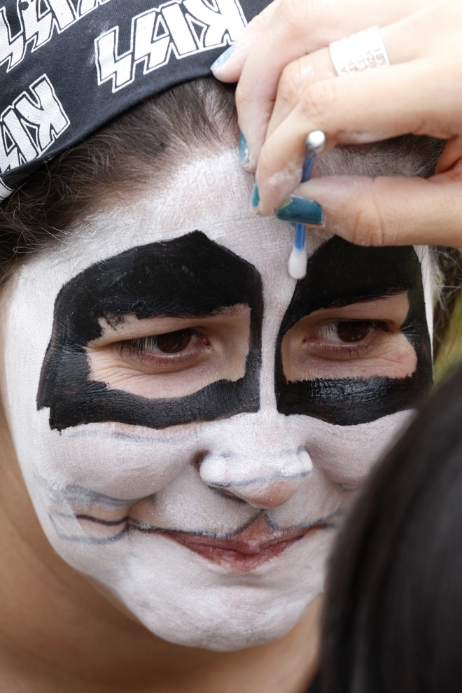 Esta escolheu a máscara do Catman (Peter Criss e Eric Singer) | Aniele Nascimento/Gazeta do Povo