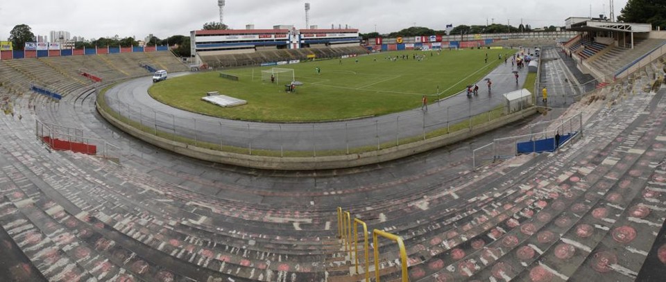 Vila Capanema havia sido vetada devido a pedras no gramado e problemas no alambrado. | Daniel Castellano/Gazeta do Povo