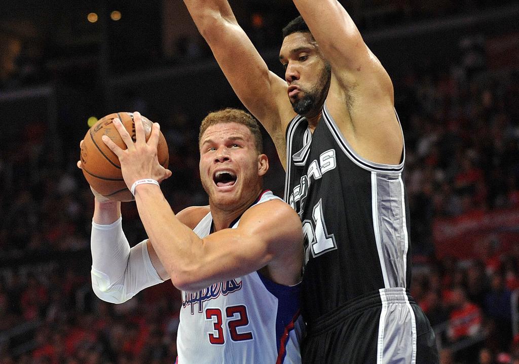 Blake Griffin tenta passar por Tim Duncan na partida em que o San Antonio Spurs venceu o Los Angeles Clippers. | Gary A. Vasquez/USA Today Sports