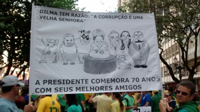 Caricaturas também foram utilizadas nos cartazes. O bom humor caracterizou a expressão de indignação dos participantes. | Gazeta do Povo