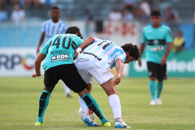 Norberto e Arthur enroscam as pernas na disputa pela bola. | Gilberto Abelha/Jornal de Londrina
