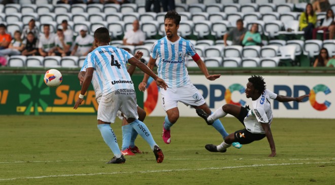 Dirceu e Silvio cercam Negueba, autor do primeiro gol coxa-branca. | IVONALDO ALEXANDRE/GAZETA