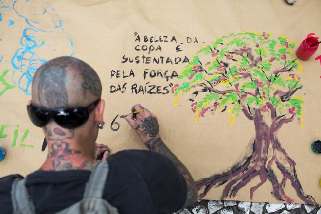 Um dos cartazes dos manifestantes em favor da Embap. Atos continuam nesta tarde em outros pontos da cidade. | Brunno Covello/Gazeta do Povo