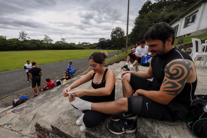 Seleção Brasileira de Futebol Americano fazendo um treinamento intensivo no feriado de Tiradentes na Unicentro em Irati, interior do Paraná. Seleção se prepara para a primeira participação do Brasil na Copa do Mundo de Futebol Americano. jogadores sendo auxiliados pelas namoradas antes do treino. | Albari Rosa/gazeta do povo