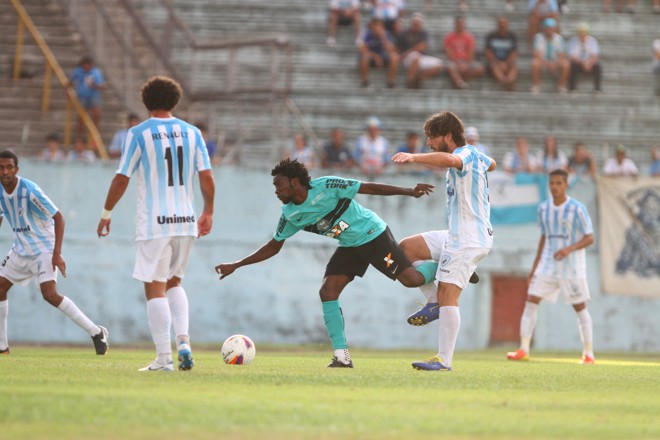Germano para Negueba no jogo bruto. | Gilberto Abelha/Jornal de Londrina