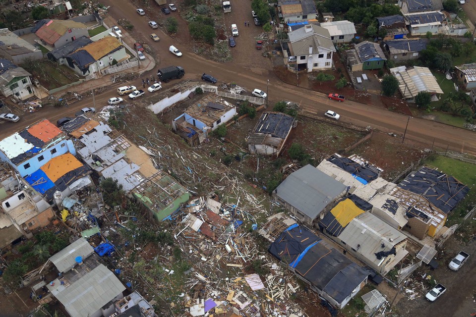 Em cinco minutos, tornado causou destruição em Xanxerê, no Oeste catarinense. | JULIO CAVALHEIRO/EFE