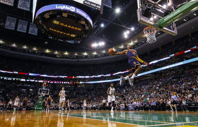 SUPER-HOMEM! LeBron James voou para enterrar e ajudar o Cleveland Cavaliers a vencer mais uma na série contra o Boston Celtics. | David Butler II/USA Today Sports