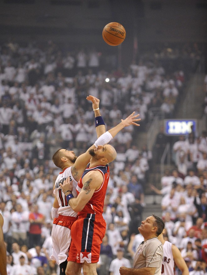 BOLA AL ALTO Jonas Valanciunas, dos Raptors, e Marcin Gortat, dos Wizards, no jogo que abriu os playoffs. | WARREN TODA/EFE