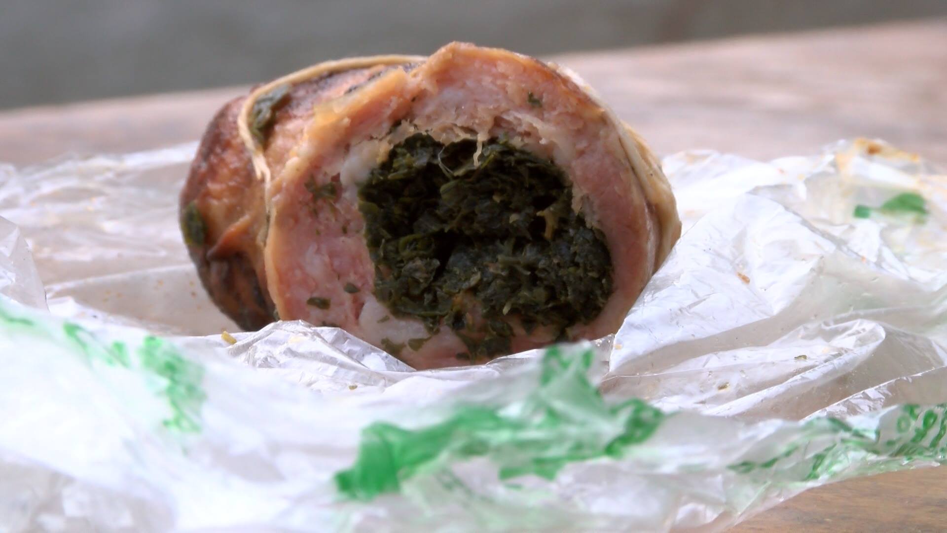 Linguicinha recheada com uma erva que parece maconha frustrou churrasco de família de Paranaguá. | Reprodução/TVCI