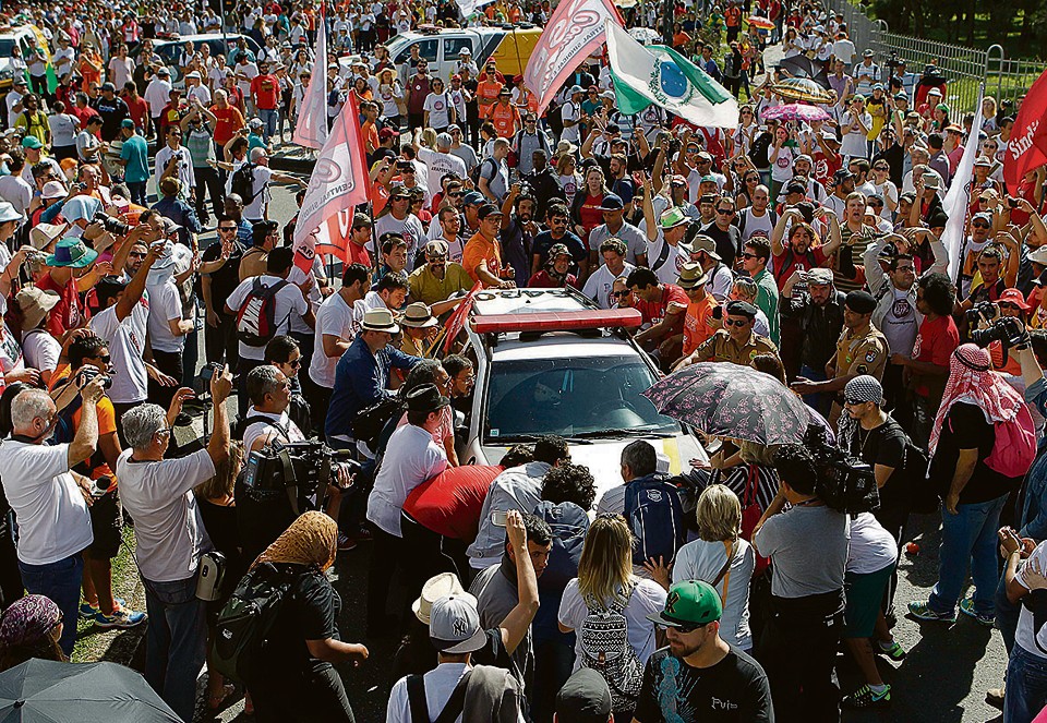 Professores entraram em confronto com policiais nesta terça-feira (28) em frente à Assembleia Legislativa | Jonathan Campos/Gazeta do Povo