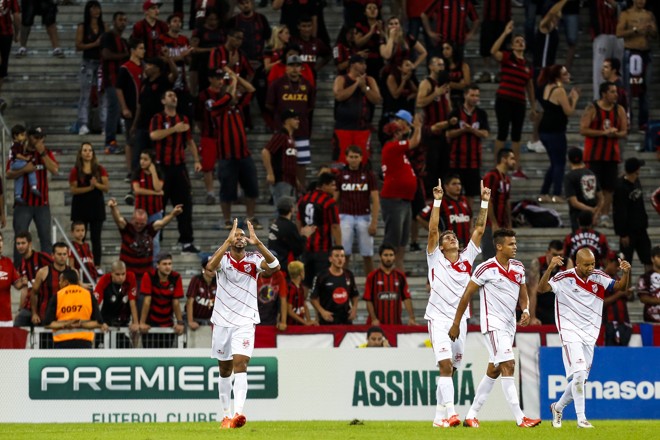 Enquanto o Rio Branco comemora, o Atlético protesta. | Brunno Covello/Gazeta do Povo