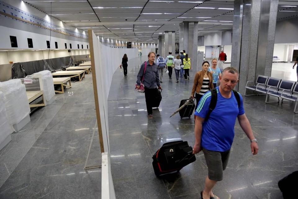 Passageiros convivem com tapumes no Aeroporto do Galeão, no Rio: obras da Infraero no Terminal 1 estão interrompidas. | Marcelo Piu/Agência O Globo