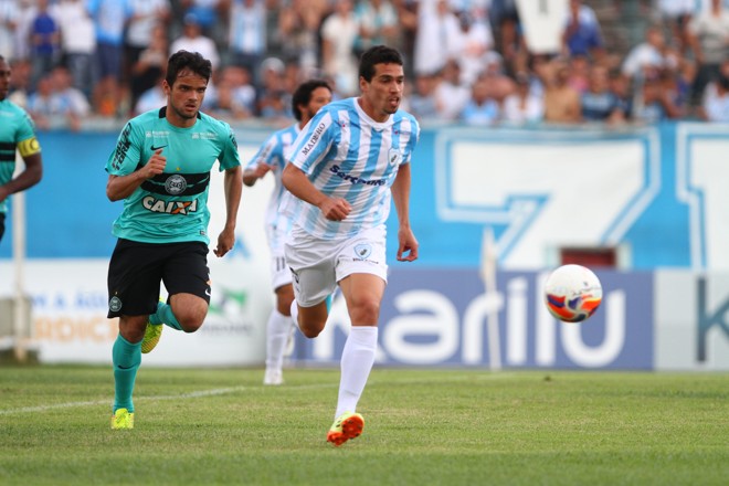 Norberto persegue Neílson, que deixou o jogo ainda no primeiro tempo. | Gilberto Abelha/Jornal de Londrina