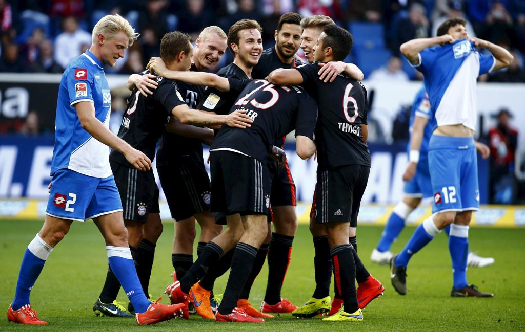 Jogadores do Bayern de Munique comemoram o segundo gol sobre o Hoffenheim. | Kai Pfaffenbach/Reuters