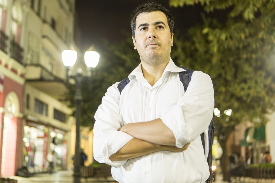 Refugiado sírio, Mogammed Al-lahham tenta revalidar seu diploma par a atuar no Brasil. | Marcelo Andrade/Gazeta do Povo