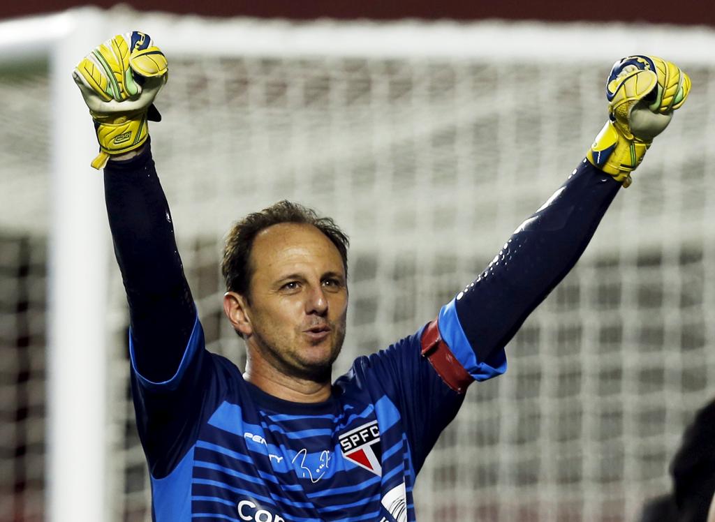 O goleiro Rogério Ceni comemora a classificação com vitória sobre o Corinthians: 2 a 0 no Morumbi. | Paulo Whitaker /Reuters
