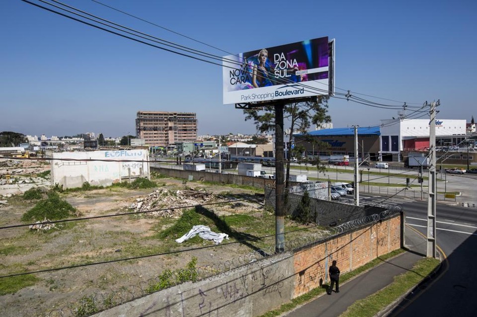 Alheios à crise, novos shoppings de Curitiba já projetam a fase de obras Park Shopping Boulevard acaba de receber o alvará da prefeitura: empreendimento terá 300 lojas, além de cinemas e restaurantes. | Brunno Covello/Gazeta do Povo