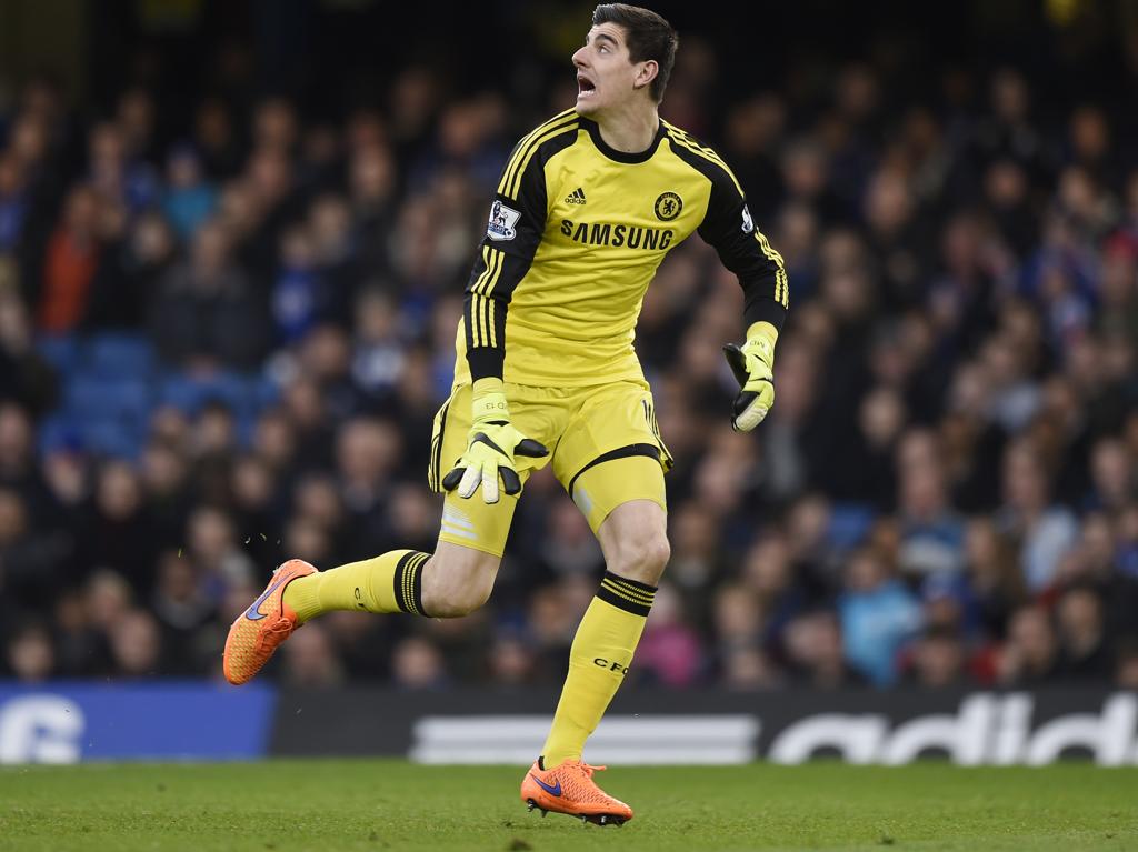 O goleiro Courtois, do Chelsea, volta desesperado à sua meta para tentar evitar o gol de Charlie Adam, do Stoke City -- sem sucesso. | Tony O'Brien/REUTERS