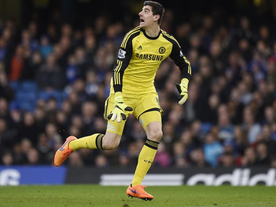 O goleiro Courtois, do Chelsea, volta desesperado à sua meta para tentar evitar o gol de Charlie Adam, do Stoke City -- sem sucesso. | Tony O'Brien/REUTERS