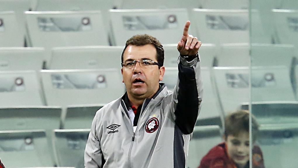 Enderson Moreira escalou Hernani como titular em dois jogos, mas depois ficou sem o volante. | Albari Rosa/Gazeta do Povo