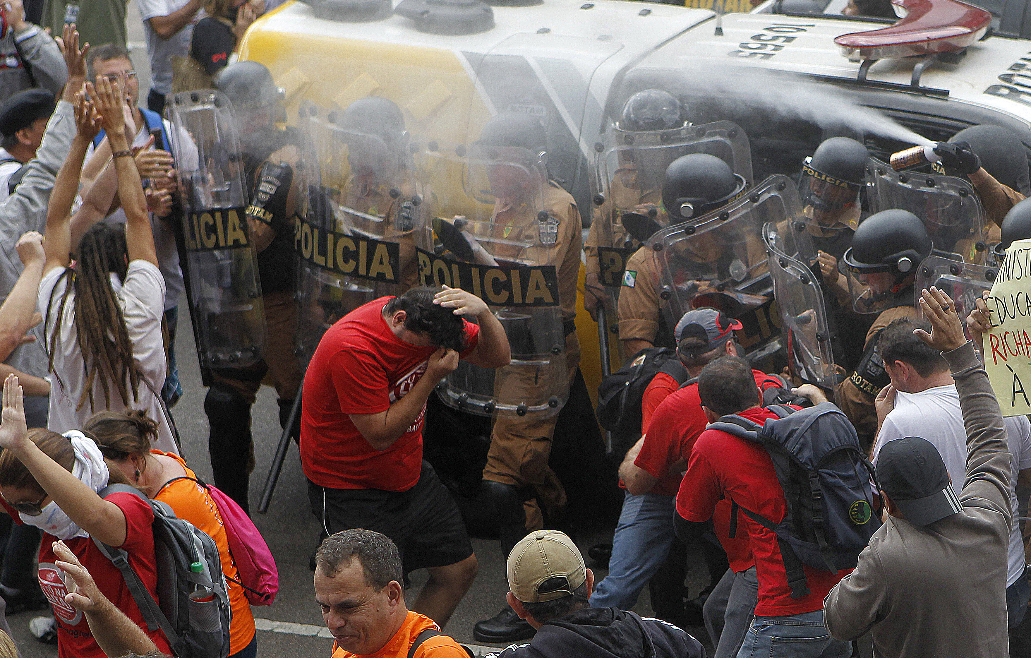 Policiais usaram bombas de gás lacrimogêno e spray de pimenta para dispersar os manifestantes que se reuniram no Centro Cívico para impedir a votação do projeto. | Jonathan Campos/Gazeta do Povo
