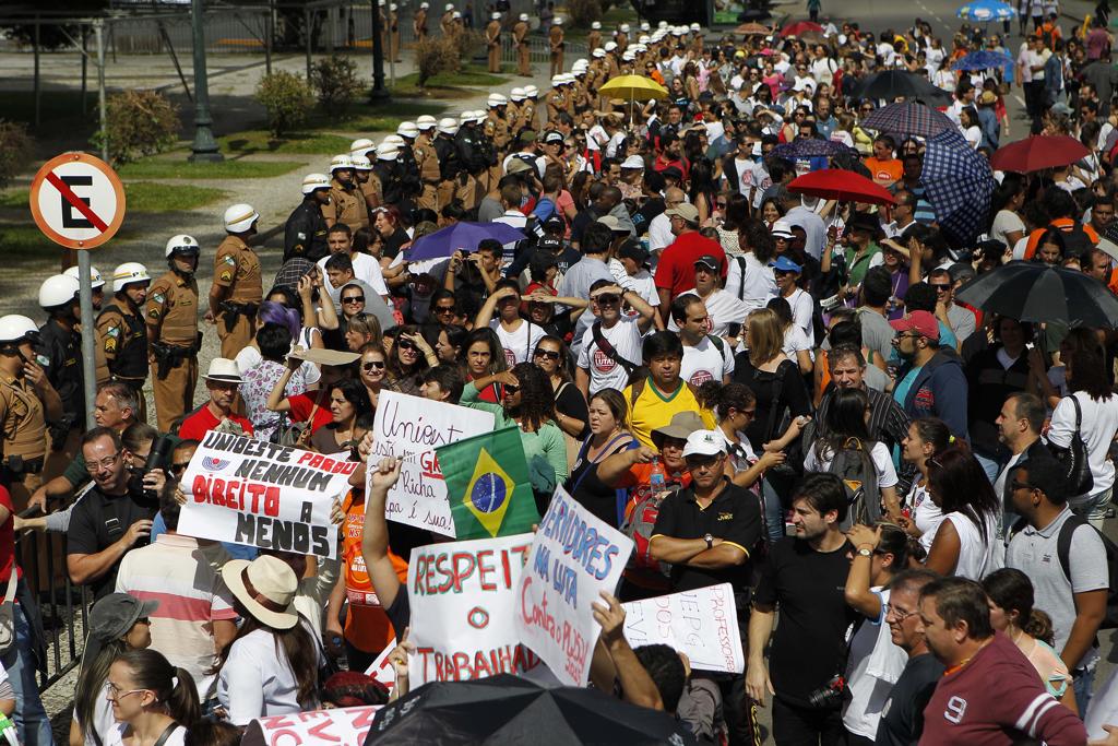 Professores em frente do cordão de isolamento da PM: contingente de manifestantes deve aumentar para pressionar os deputados. | Jonathan Campos/Gazeta do Povo