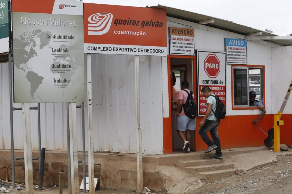 Impacto da Lava Jato no PIB chega a R$ 87 bi, aponta estudo Cerca de 270 operários do Complexo Olímpico da Rio-2016 foram demitidos nos últimos dias pela Queiroz Galvão, que está sendo investigada na operação Lava Jato. | Pablo Jacob/Agência O Globo