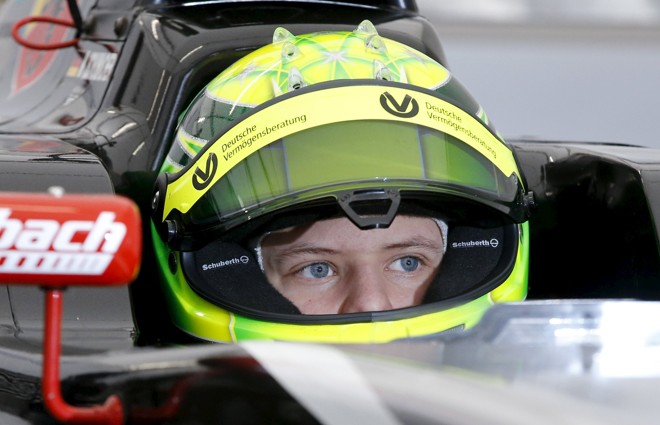 Dentro do capacete, a semelhança extrema com o pai Michael. | FABRIZIO BENSCH/REUTERS