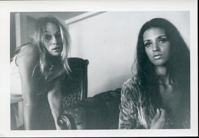 Loira e morena vestidas. |