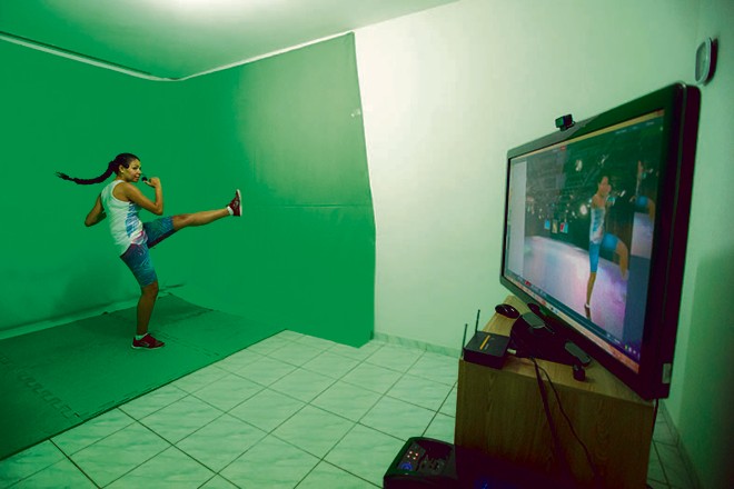 Aulas de educadores físicos são transmitidas em tempo real. | Brunno Covello/Gazeta do Povo