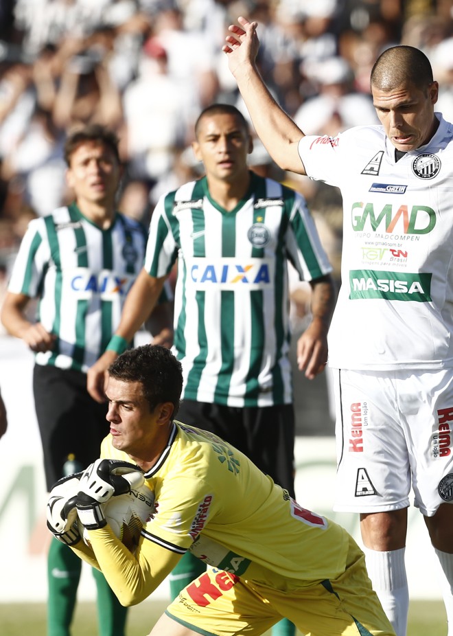Observado por Wellington Paulista, goleiro Jonathan agarra a bola | Hugo Harada/Gazeta do Povo