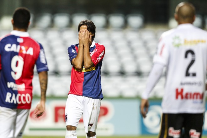 Ricardinho lamenta chance perdida. Você já viu essa cena. | Brunno Covello/Gazeta do Povo