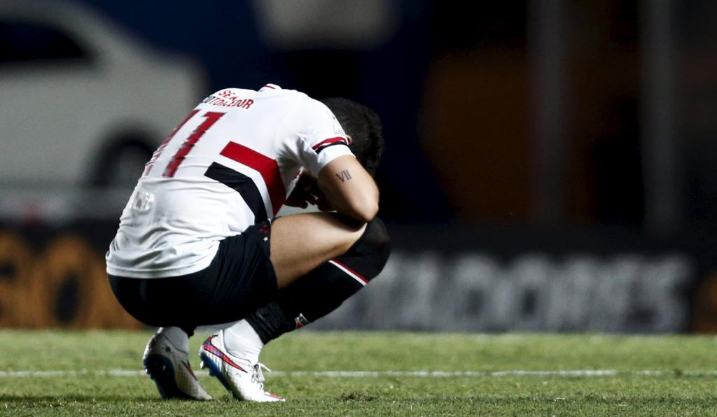 Alexandre Pato logo depois da derrota do São Paulo para o San Lorenzo: situação complicada do São Paulo na Libertadores. | Marcos Brindicci/Reuters