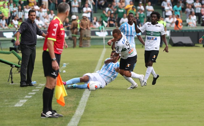 Marquinhos Santos observa a disputa acirrada na lateral do campo. | IVONALDO ALEXANDRE/GAZETA
