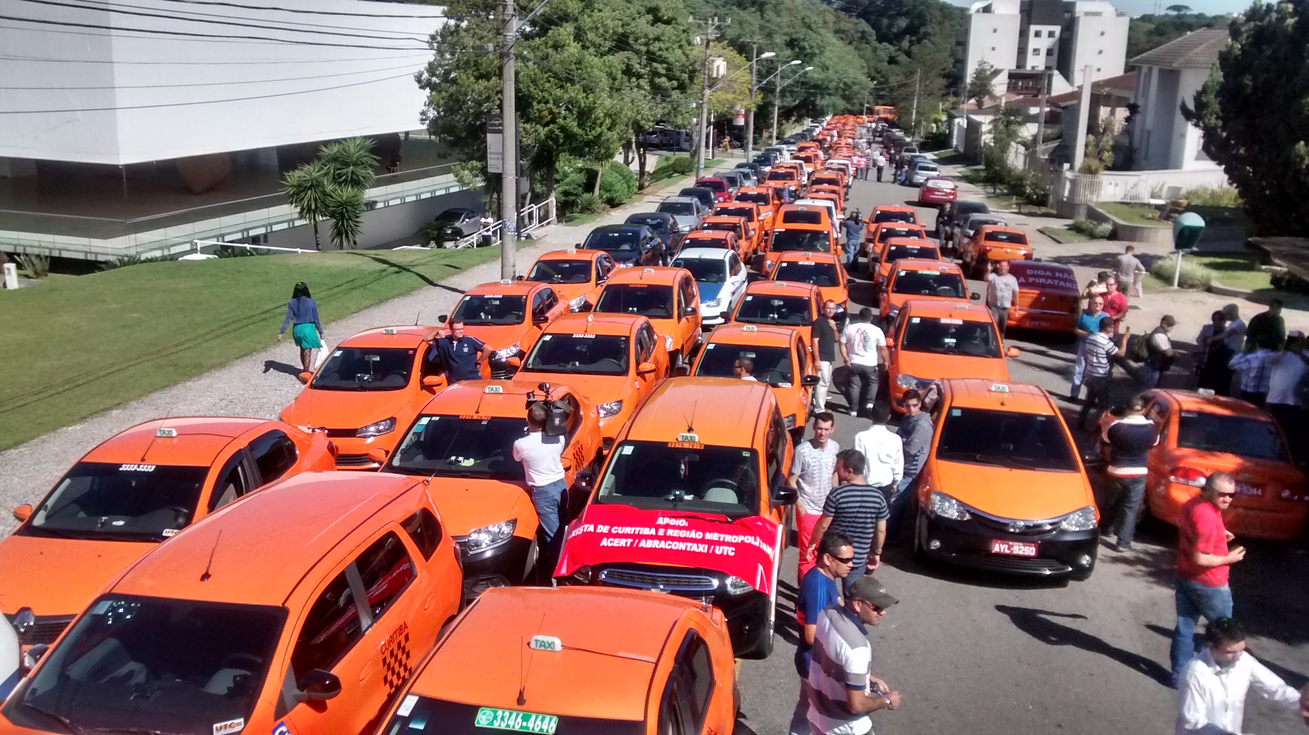 A carreata contou com a participação de aproximadamente 300 taxistas e percorreu ruas do Centro de Curitiba. | Jonathan Campos/Gazeta do Povo