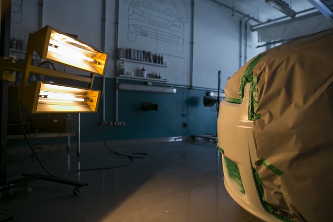 O período de secagem é rápido, pois a empresa utiliza tintas a base d’água, quatro vezes mais caras que as comuns automotivas. | Marcelo Andrade/Gazeta do Povo