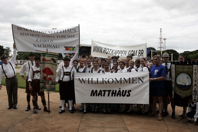 No Erich Georg, os descendentes de alemão levaram faixas bilíngue para receber Matthäus. | ALBARI ROSA/GAZETA