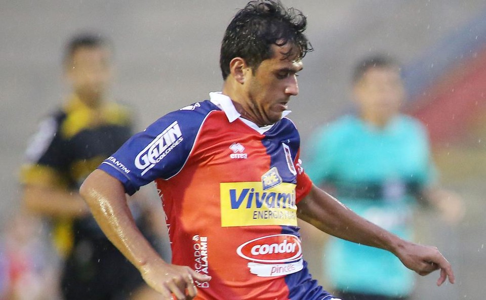Bruninho treina separado do elenco principal do Paraná e espera deixar o clube na Justiça. | Giuliano Gomes/Tribuna do Paraná