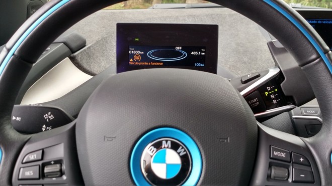 Dados como a autonomia do carro e o acionamento remoto do ar-condicionado pode ser feito por meio de um aplicativo para celular. |