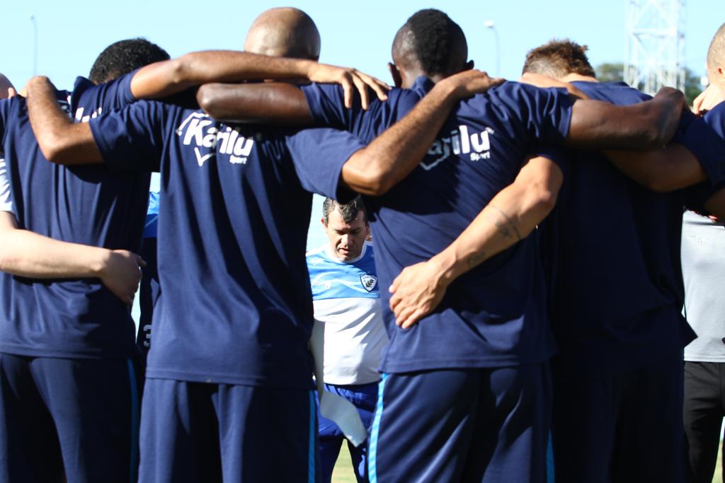 Cláudio Tencati e jogadores do Londrina durante treino. Atual campeão leva para o duelo com o Maringá um trunfo: a estrutura defensiva. | Roberto Custódio/Jornal de Londrina