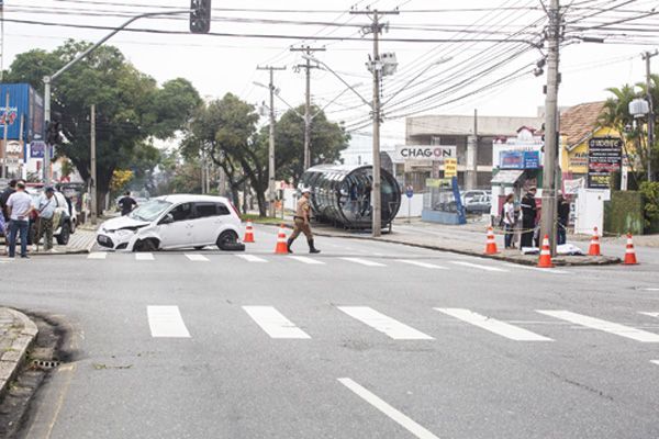 Com a batida, vítima foi arremessada a aproximadamente 30 metros e parou do outro lado da pista | Lineu Filho/Tribuna