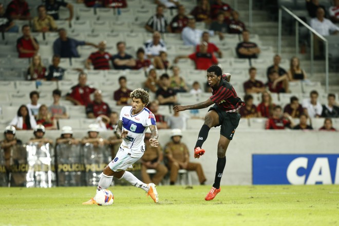 Douglas Coutinho se livra de Biro-Biro e chuta. | Hugo Harada/Gazeta do Povo